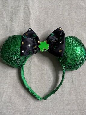 Disney Green Sequin Minnie Mouse Ear Headband with Black Shamrock Bow